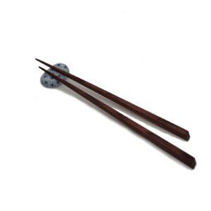 REPOSA PALETS SASHIMI FET A MÀ +PALETS DE FUSTA MARRÓ CLAR